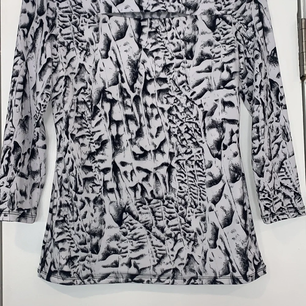 NWT Carmen Marc Valvo Printed 3/4 Sleeve Cut Out Top XS - Picture 3 of 7